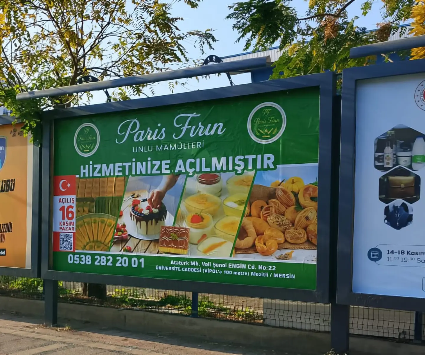 Durak panosuna asılmış fırın açılış duyurusu afişi.