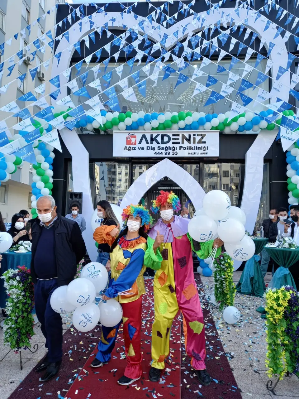 Klinik açılışında kostümlü animasyon ekibi ve davetlilere dağıtılan balonlar.