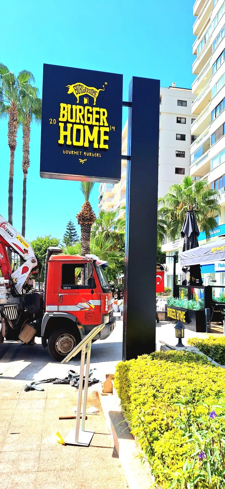Restoran totem tabelasının vinç yardımıyla montajı.